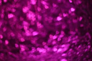 fundo de bokeh de corações roxos, abstrato de bokeh roxo perfeito para um fundo de dia dos namorados para vir. foto