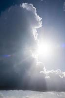 grande nuvem cumulus chuvosa contra o sol e o céu brilhantes. abstrato. foto