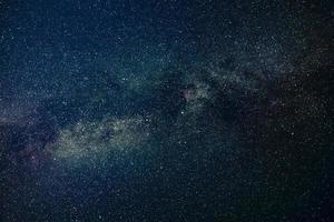 via láctea no céu estrelado da noite. copie o espaço. bela imagem. foto