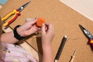 aula de artesanato de criatividade infantil de tampinhas de garrafa foto