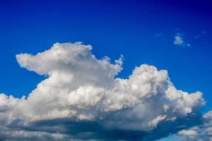 o timelapse da imagem de belas nuvens de chuva em movimento contínuo. , fundo do céu azul foto