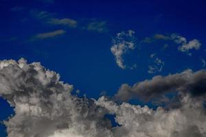 a imagem de belas nuvens negras em movimento contínuo. , fundo do céu azul foto