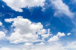 imagem de belas nuvens brancas em movimento contínuo. , fundo do céu azul foto
