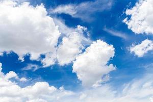 um grupo de belas nuvens brancas reunidas em movimento. , com fundo de céu azul foto