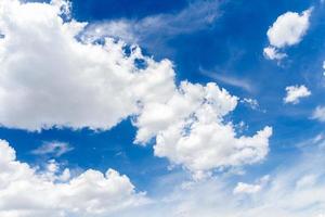 um grupo de belas nuvens brancas reunidas em movimento. , com fundo de céu azul foto