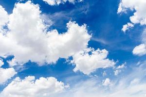 um grupo de belas nuvens brancas reunidas em movimento. , com fundo de céu azul foto