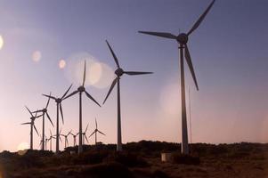 silhueta de turbinas eólicas