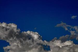 a imagem de belas nuvens negras em movimento contínuo. , fundo do céu azul foto