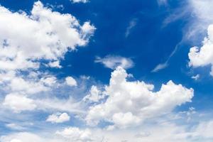 imagem de belas nuvens brancas em movimento contínuo. , fundo do céu azul foto