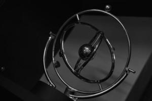 um pêndulo brilhante é uma máquina de movimento perpétuo na forma de esferas giratórias. foto