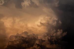 uma nuvem laranja formou uma nuvem de chuva uma noite foto