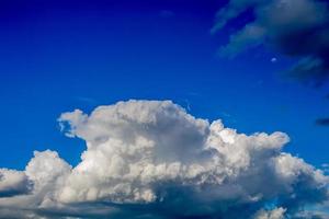 o timelapse da imagem de belas nuvens de chuva em movimento contínuo. , fundo do céu azul foto