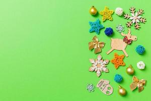vista superior do fundo verde com brinquedos e decorações de ano novo. conceito de tempo de natal com espaço de cópia foto