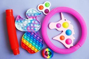 brinquedos de inquietação sensorial anti-stress coloridos em um fundo azul. foto