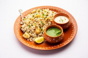 sabudana khichadi - um autêntico prato de maharashtra feito com sementes de sagu, servido com requeijão foto