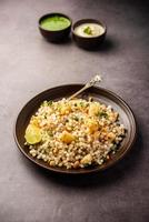 sabudana khichadi - um autêntico prato de maharashtra feito com sementes de sagu, servido com requeijão foto