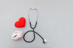 estetoscópio de equipamento médico de medicina ou mealheiro estetoscópio e coração vermelho isolado no fundo branco foto