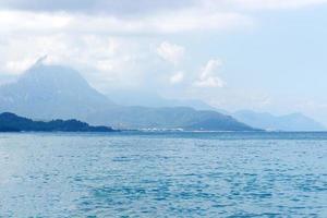 paisagem de montanha pitoresca com tiro de mar e nuvem foto