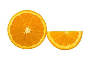 laranja fresca cortada no fundo branco foto