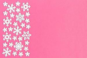 conjunto de flocos de neve brancos sobre fundo colorido. vista superior do enfeite de natal. conceito de tempo de ano novo com espaço vazio para seu projeto foto