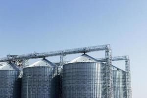 silos de armazenamento para produtos agrícolas de cereais. armazenamento industrial de matérias-primas em silos. foto