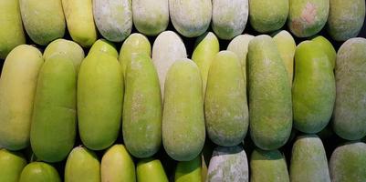 grupo de melão de inverno fresco no supermercado ou mercado de frescura. vegetais e alimentos saudáveis. foto