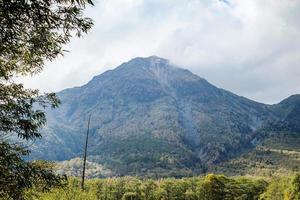 mt.yakedake com taisho pond taishoike foi formado em 1915, quando uma erupção do vulcão mt. yakedake represou o rio azusa. foto