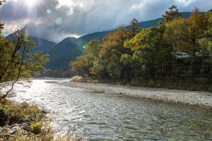 o rio azusa flui através de kamikochi, na bacia de matsumoto. o próprio rio flui de uma nascente localizada nas profundezas do mt. yari, talvez o pico mais famoso dos Alpes do Norte. foto