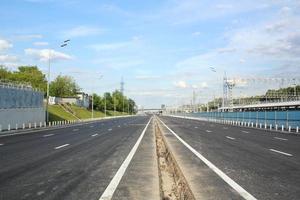 novo local de construção de estradas de interseção de tráfego. desenvolvimento de junção de infra-estrutura de transporte, rodovia de melhoria. problema de superpopulação. viaduto de ereção da corda nordeste em moscou, rússia foto