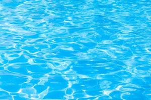 fundo de água, ondulação e fluxo com ondas. padrão de piscina azul de verão. mar, superfície do oceano. vista superior aérea com lugar para texto. foto
