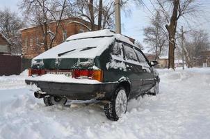 kharkov, ucrânia - 4 de janeiro de 2022 um carro estacionado sob uma espessa camada de neve. consequências de uma forte e inesperada nevasca na ucrânia foto