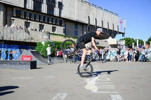 carcóvia. ucrânia - 2 de maio de 2022 pilotos de bmx freestyle em um skatepark durante o festival anual de culturas de rua foto