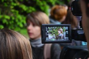 carcóvia. ucrânia - 17 de maio de 2022 participantes da primeira ação lgbt em kharkov dão entrevistas sobre um ataque inesperado e interrupção do evento foto