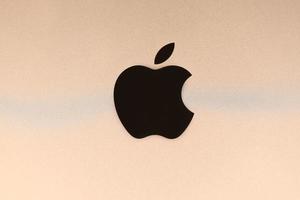 kharkiv, ucrânia - 27 de janeiro de 2022 nova superfície do corpo dourado do apple ipad com logotipo da empresa. maçã Inc. é uma empresa americana de tecnologia foto