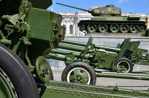 foto de três armas da união soviética da segunda guerra mundial no contexto do tanque verde t-34