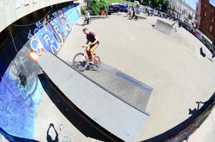 kharkiv, ucrânia - 27 de maio de 2022 pilotos de bmx freestyle em um skatepark durante o festival anual de culturas de rua foto