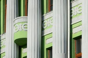 restaurado antigo edifício de vários andares com colunas antigas, pintado em verde foto