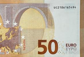 fragmento de uma nota de 50 euros fechada com pequenos detalhes marrons foto