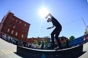 kharkiv, ucrânia - 27 de maio de 2022 patinando durante o festival anual de culturas de rua foto