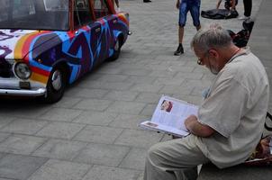 kharkov, ucrânia - 27 de maio de 2022 festival de arte de rua. um carro que foi pintado por mestres da arte de rua durante o festival. resultado do trabalho de vários grafiteiros. aerografia original foto