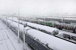 carcóvia. ucrânia - 4 de abril de 2022 precipitação rápida e inesperada de neve em abril nas ruas de kharkov foto