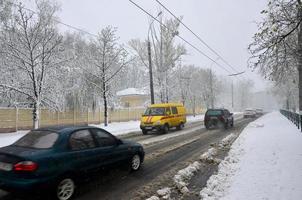 carcóvia. ucrânia - 4 de abril de 2022 precipitação rápida e inesperada de neve em abril nas ruas de kharkov foto