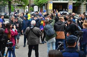 carcóvia. ucrânia - 17 de maio de 2022, a organização de nazistas e patriotas ucranianos do corpo oriental queima a bandeira da lgbt em kharkov. hooligans e ultras contra a existência de minorias foto