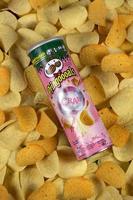 kharkov, ucrânia - 5 de maio de 2022 sabor de caranguejo pringles. tubo de papelão pode em muitos fundo de batatas fritas pringles. pringles é uma marca de salgadinhos de batata de propriedade da empresa kellogg foto