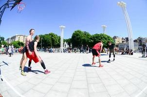 Kharkiv, Ucrânia - 27 de maio de 2022 equipes esportivas jogam streetball ao ar livre durante o festival anual de culturas de rua foto