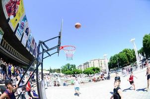 Kharkiv, Ucrânia - 27 de maio de 2022 equipes esportivas jogam streetball ao ar livre durante o festival anual de culturas de rua foto