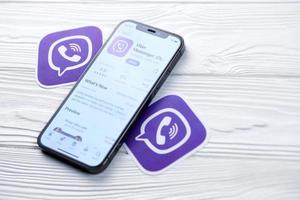 kharkov, ucrânia - ícone do viber de 12 de maio de 2022 e aplicativo da loja de aplicativos na tela de exibição do iphone 12 pro na mesa branca foto