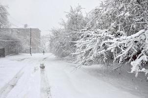 carcóvia. ucrânia - 4 de abril de 2022 precipitação rápida e inesperada de neve em abril nas ruas de kharkov foto