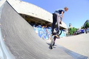 carcóvia. ucrânia - 2 de maio de 2022 pilotos de bmx freestyle em um skatepark durante o festival anual de culturas de rua foto