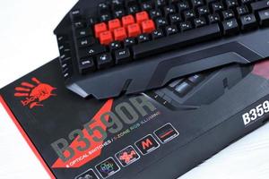 kharkov, ucrânia - 12 de maio de 2022 a4tech bloody series b3590r teclado para jogos para ciberesportes e e-sports com suporte para dominadores de teclas foto